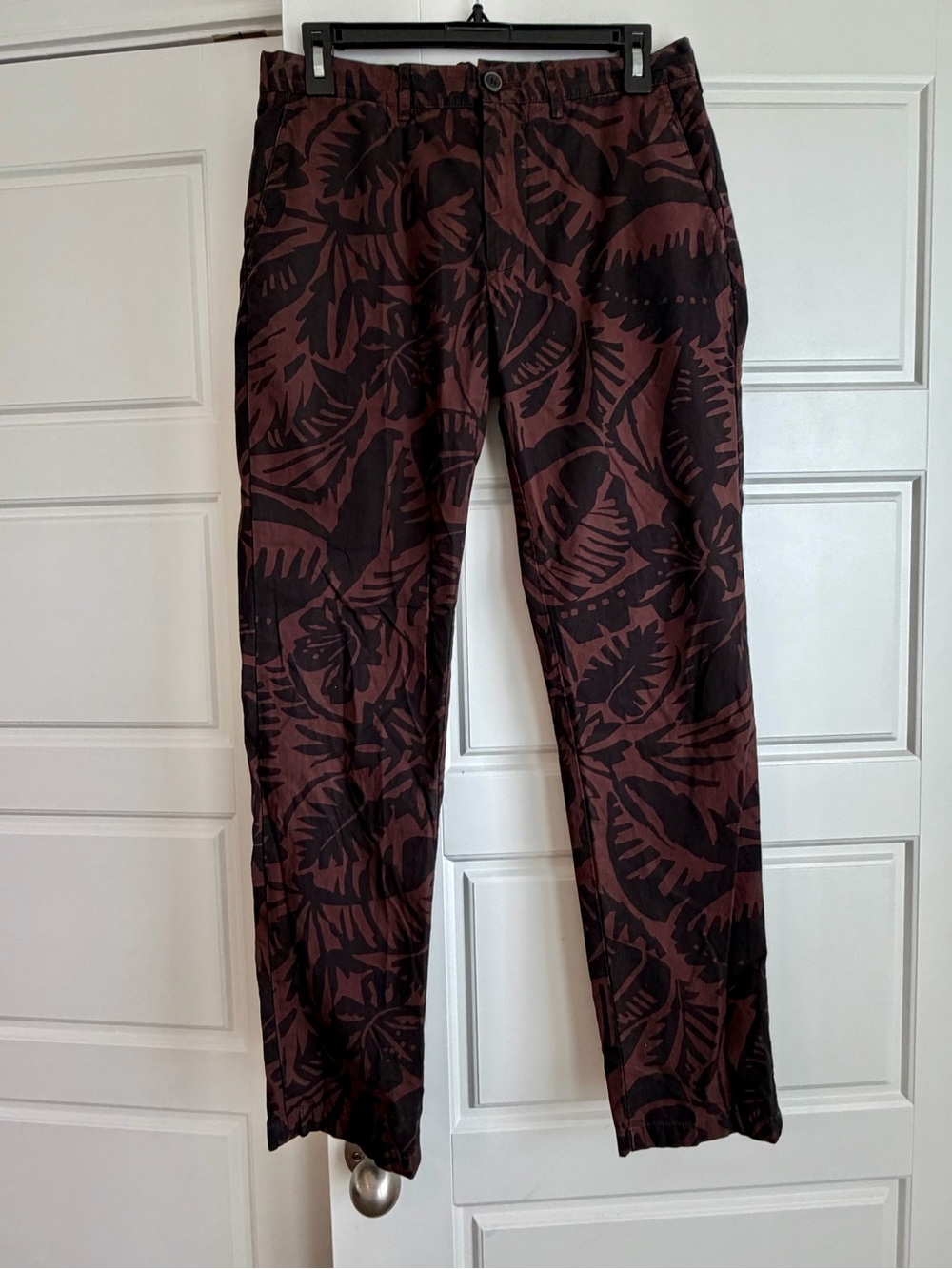 157 - Club Monaco Men’s Brown Pants with Black Leaf Print Connor Modern Slim Fit